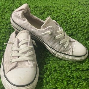 Size 8 like new Converse low tops. Pale Lilac color. Excellent condition.